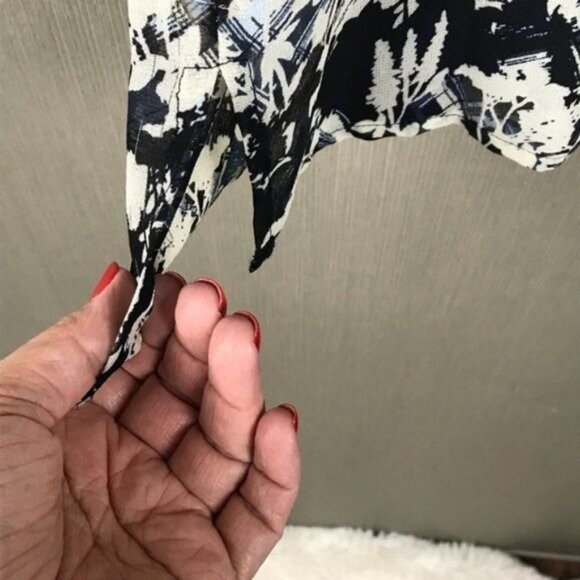 Tapemeasure Womens Abstract Print Ruffle Sleeveless Blouse Size 4 Black/White/Bl - Picture 4 of 9